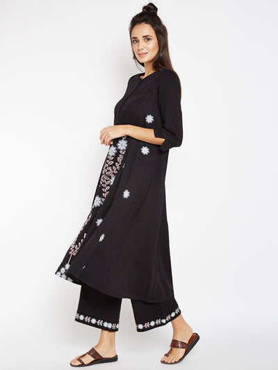 Lyla Woman Embroidered Kali Kurta